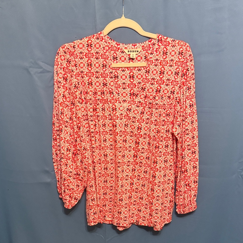 Boden Red and White Floral Vneck Blouse size 8
